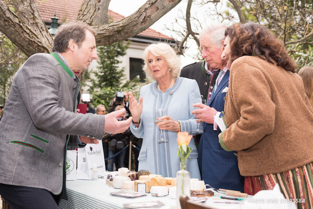 Prinz Charles und Duchess Camilla in intensivem Gepräch mit Franz Deutschmann von der Hofkäserei Deutschmann in Frauental. | Foto: Uwe Strasser