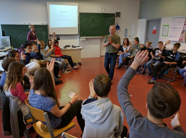 Bezirksinspektor Gerald Greimel und Inspektorin Anita Kerbl gemeinsam mit den Schülern des BRG Kirchdorf im Rahmen eines erfolgreichen Workshops zum Thema Mobbing
