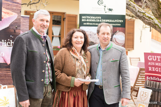 Christian Edegger mit Helena Wallner und Franz Deutschmann. | Foto: Uwe Strasser