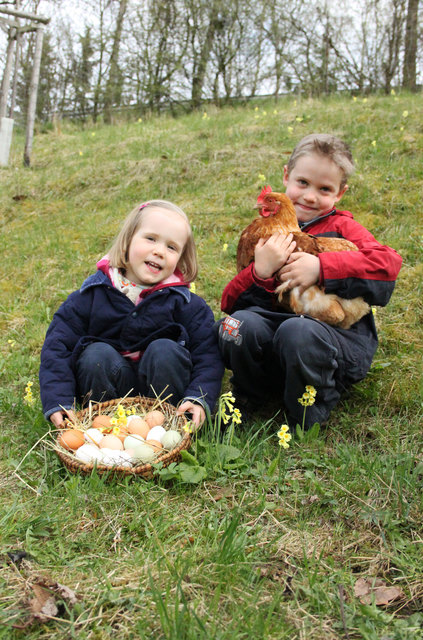 Magdalena und Benedikt Raml mit Huhn und Hühnerprodukten.