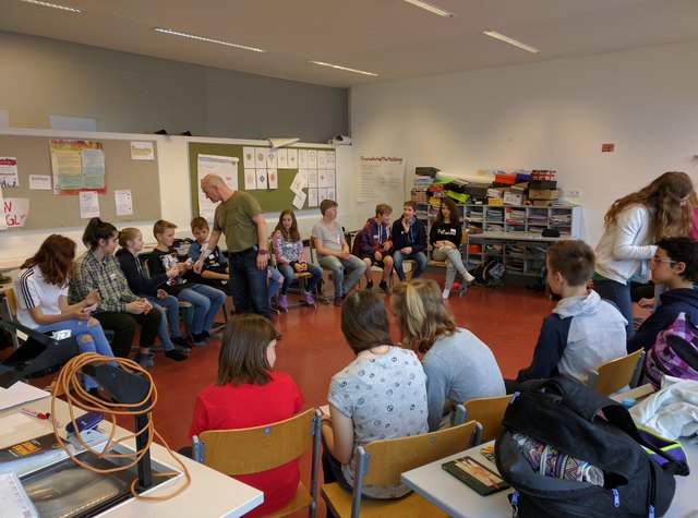 Bezirksinspektor Gerald Greimel und Inspektorin Anita Kerbl gemeinsam mit den Schülern des BRG Kirchdorf im Rahmen eines erfolgreichen Workshops zum Thema Mobbing