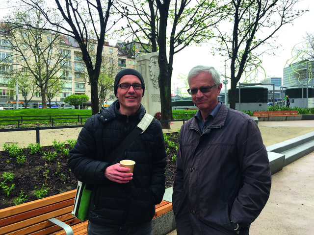 Landschaftsarchitekt Christian Wagner (l.) erklärt Anrainer Elmar Lyer den nächsten Bauabschnitt.