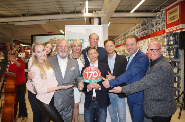 Hans-Werner Frömmel, Andreas Herz, Peter Sükar und die Familie Vogl beim Jubilieren.