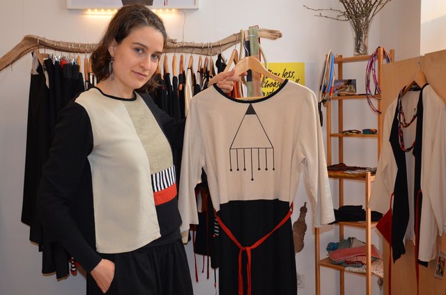 Das Kleid ist ein Siebdruck um 189 Euro. "Ich mache die Muster, die Drucke gehen sich im Atelier nicht mehr aus", so Gitterle.