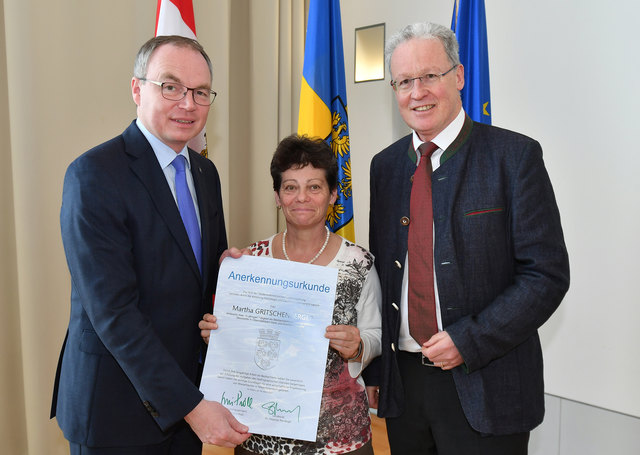 Landesrat Pernkopf dankt Martha Gritschenberger. | Foto: privat