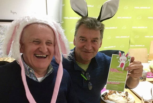 Am Gründonnerstag wird beim Spinatknödelessen der Grünen Telfs auch von Josef Weißbacher (Grüne Senioren, links) und Hubert Weiler-Auer (Sprecher der Grünen Telfs & Tirol, rechts) der Öffi-Hase erwartet.