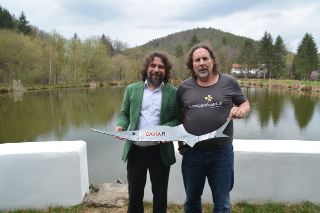 Einen "Kunst-Caviar" für den Bio-Kaviar: Romeo Schermann und Künstler Paul Mühlbauer beim Störe-Teich.