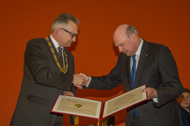 Bürgermeister Leopold Figl überreichte LH Erwin Pröll den Ehrenring rund um Langenrohr. | Foto: Schlüsselberger