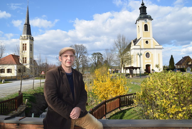 Auf einem der malerischsten Dorfplätze des Südburgenlandes: Helfried Pauss, Musiker und Konzertveranstalter.