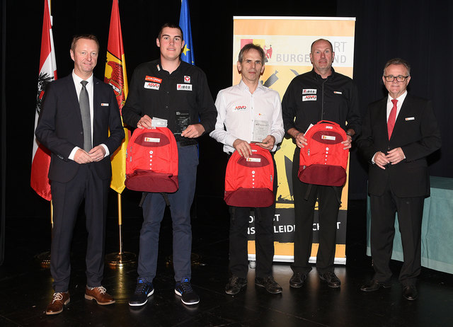 Erfolgreich im Bogenschießen: LH-Stv. Johann Tschürtz und LH Hans Niessl gratulierten Nico Wiener, Franz Geiszler und Wolfgang Wiener. | Foto: Landesmedienservice Burgenland/Gregor Hafner