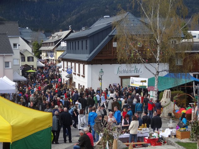 Dieses Bild sagt wohl alles. Zigtausende Menschen besuchten den Osterhasenkirtag