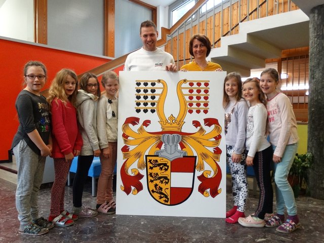 Malermeister Mario Mori mit Schulleiterin Angelika Kuss-Bergner und Schülern | Foto: KK