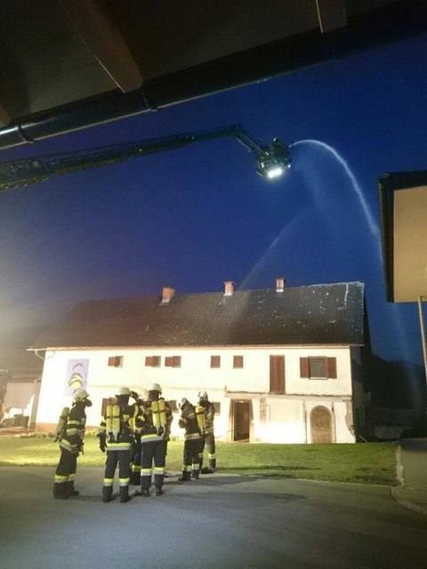 Die Feuerwehrmänner übten den Innen- und Außenangriff