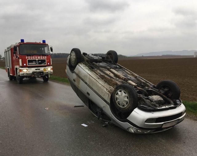 Die Feuerwehr Pyhra-Markt stellte auf der regennassen Fahrbahn ein Ölfilm fest. | Foto: FF Pyhra-Markt