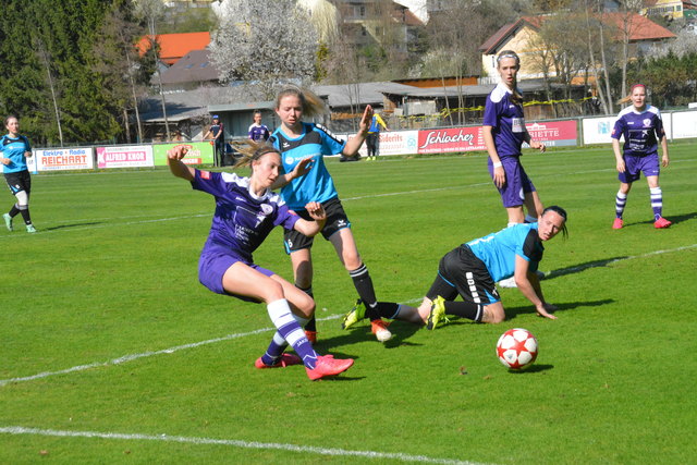 Jasmin Pelzmann und Anna Amtmann konnten hier den Treffer von Christina Posegger verhindern.