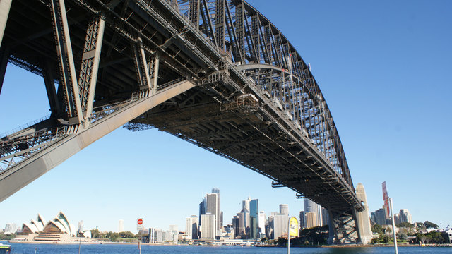 Wie alle Stahlbrücken muss auch die Sydney Harbour Bridge kontinuierlich gewartet werden: mit Technik von Schunk. | Foto: Schunk