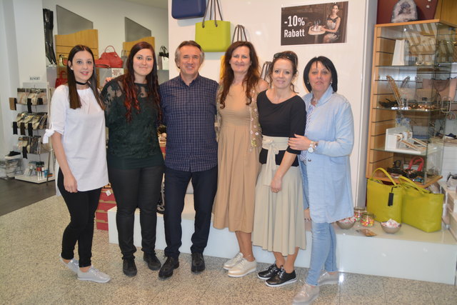 Christine & Peter Petronczki (3. u. 4. vo. li) mit Tochter Nicole (2. v. li.) und einem Teil des Teams.