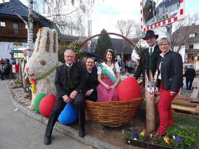Blumenkönigin Rita I besuchte den Osterhasenkirtag. v.l. "Hasenvater" Johann Zink, Tourismusobmann Peter Fasching, Rita I, Bgm. Franz Doppelhofer und Mariane Dornhofer, Tourismus Fischbach.