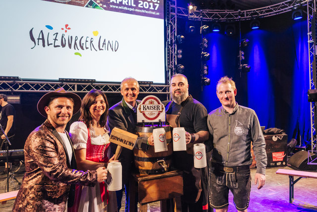 Jodler Thomas Reitsamer, Ingrid Maier-Schöppl (TVB), Günter Hinterholzer (BrauUnion), Georgij Makazaria (Russkaja), Robert Möschl. | Foto: David Innerhofer