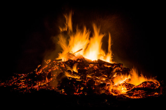 Beim Entzünden des Osterfeuers wird vor allem das gemütliche Zusammensein von den Einheimischen geschätzt. | Foto: Pexels