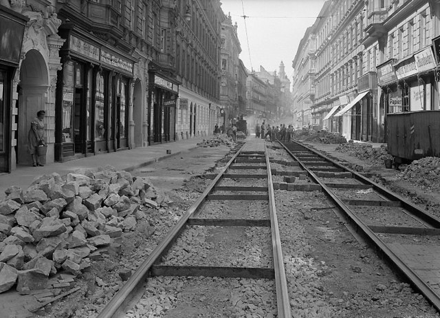 Die Gumpendorfer Straßeim Jahr 1952 bei Gleisbauarbeiten der Linie 57. Sie ist eine von zwei Einkaufsstraßen im Sechsten. | Foto: Foto: OENB/Stauda