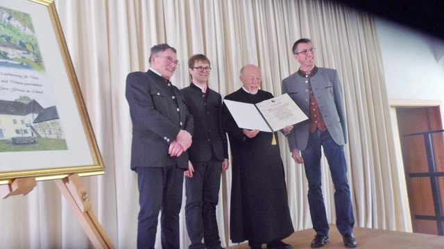 Grünau: Herr Pfarrer P. Cristoph Eisl mit der Ehrenbürgerurkunde der Gemeinde. Bild von links-Bürgermeister Alois Weidinger vom PGR Johannes Sieberer Kefer der Jubilar P. Christoph und Vizebgm. Stockhammer. Foto: Bamer