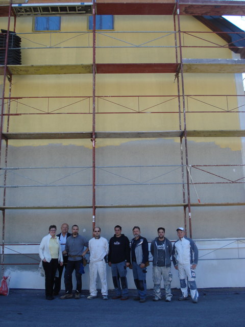 Bürgermeisterin Gertraud Steinacher, Mieter Franz Ritzengruber und Arbeiter der Baufirmen. | Foto: J. Schafhauser