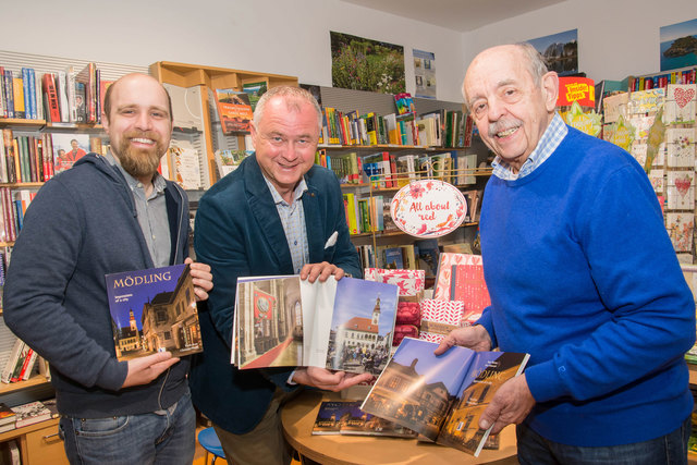 Die wunderschönen Bilder und Impressionen aus der Babenbergerstadt sind ab sofort auch auf Englisch erhältlich. Peter Thomas, Hans Stefan Hintner und Daniel Schreiner (v.r.) bei der Präsentation des druckfrischen Werks in der Buchhandlung Kral. | Foto: Kraus