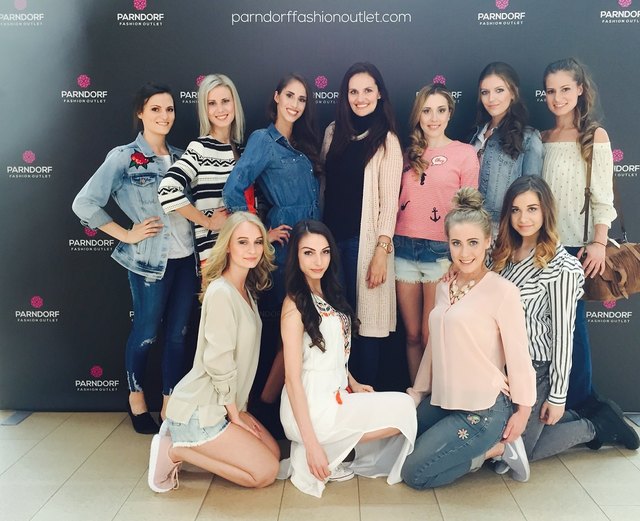 Gruppenbild mit Tanja Duhovich  (v. links nach rechts obere Reihe: Tanja Polster, Dani Krug, Maja Milanovich, Tanja Duhovich, Saskia Hofinger, Christina Hofbauer, Margot Pölz,  v. links nach rechts untere Reihe: Sophie Windhaber, Kerstin Ivanschitz, Theresa Prosch, Laura Artner) | Foto: Miss Burgenland Corp.