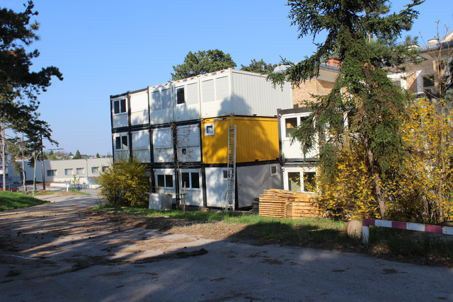 Baucontainer verperren die Sicht auf die Arbeiten.