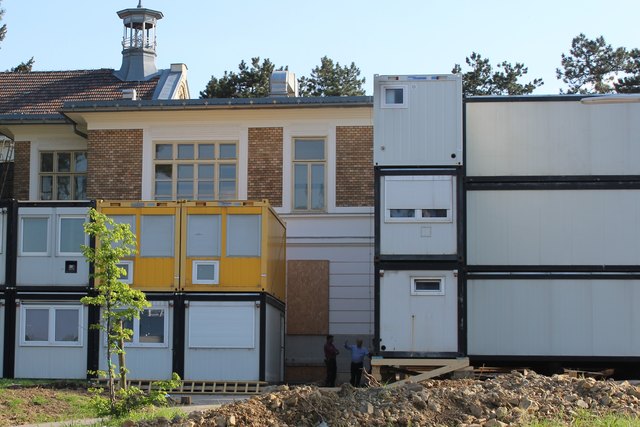 Überall stehen die Container.