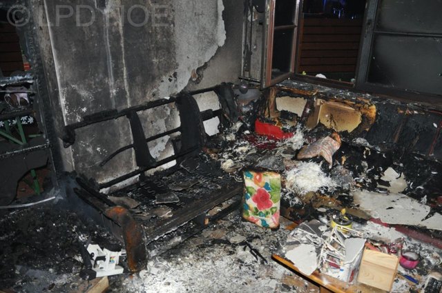 Zuerst geriet die Sitzgruppe in Brand, in weiterer Folge die Inneneinrichtung. | Foto: LPD NÖ