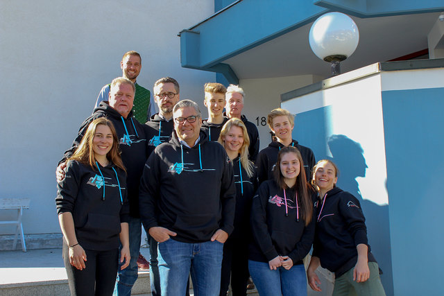 Schüler der dritten Klasse der Schi-Akademie Schladming haben selbstdesignte Pullover hergestellt. | Foto: KK