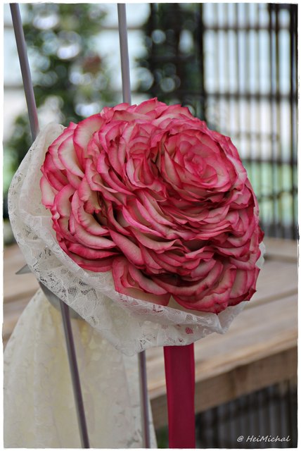 Ein Biedermeier Brautstrauß aus einer Rose und vielen Rosenblättern zusammengefügt,...eine sehr feine Arbeit.