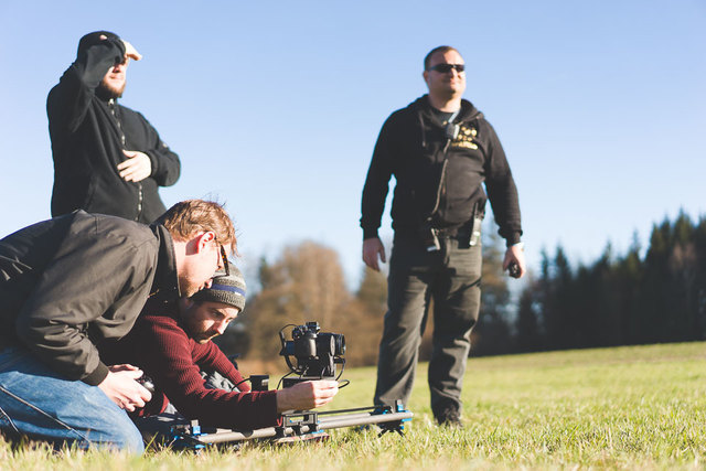 Für ein scharfes Bild sorgen Kameraleute und Fotografen. Der Head of Operations wacht über den reibungslosen Ablauf der Probeflüge. | Foto: Martin Dörsch