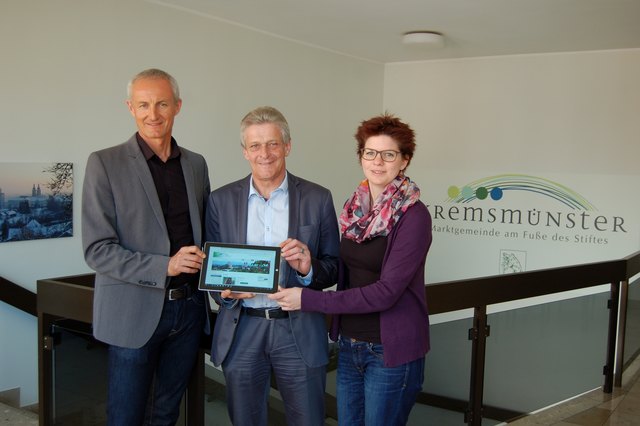 Bürgermeister Gerhard Obernberger (Mitte), Amtsleiter Reinhard Haider und Ortsmarketing-Beauftragte Raffaela Ziegler präsentieren den neuen Webshop. | Foto: Marktgemeinde Kremsmünster