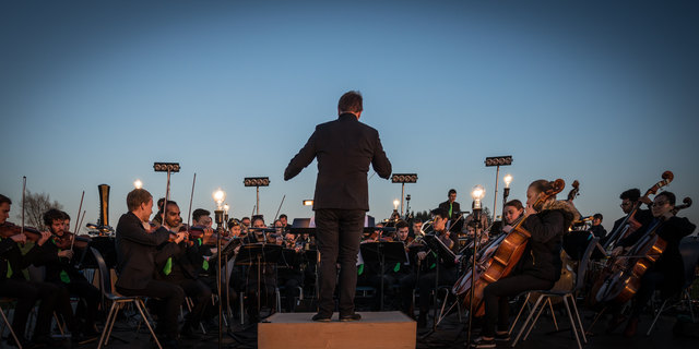Ein letzter gemeinsamer Durchlauf der Rock in Rio-Hymne: das Symphonieorchesters der Anton Bruckner Privatuniversität, am Dirigentenpult  Alexander H. Quasniczka. | Foto: Robert Bauernhansl