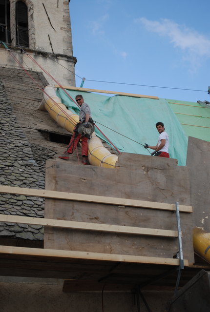 Dann wird das Dach mit neuen Steinplatten gedeckt