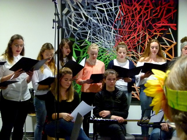 Viel Applaus gab es für die Schüler, die musizierten, sangen und tanzten. | Foto: BG/BORG