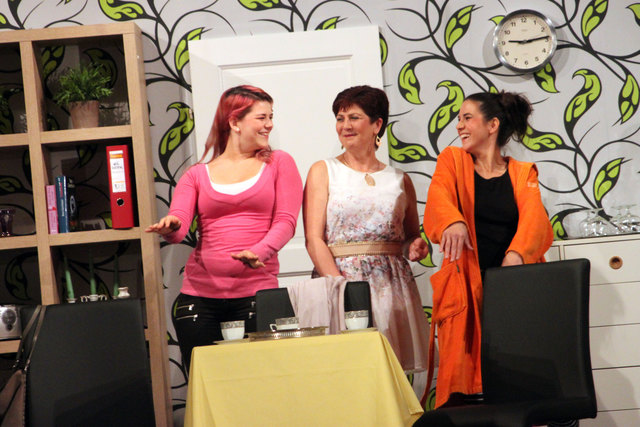 Die drei Damen Anita, Marion und Vera bilden die von der Männerwelt enttäuschte Wohngemeinschaft.