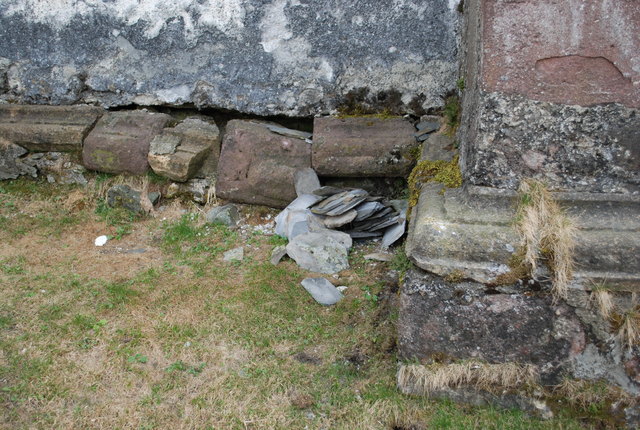 Gefährlich: Steinplatten lösen sich und fallen herab