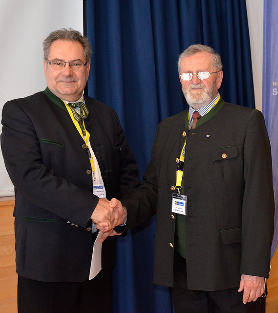 Ehrenobmann Alfred Irschik gratulieret dem neugewählten Senioren-Bezirksobmann Michael Putz