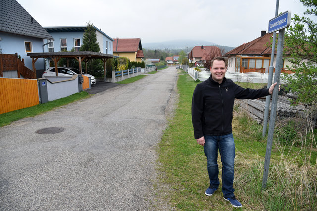 Vizebürgermeister Christian Samwald freut sich auf den Baubeginn für die Straßensanierung Ganabachgasse in Putzmannsdorf. | Foto: Stadtgemeinde Ternitz/Robert Unger