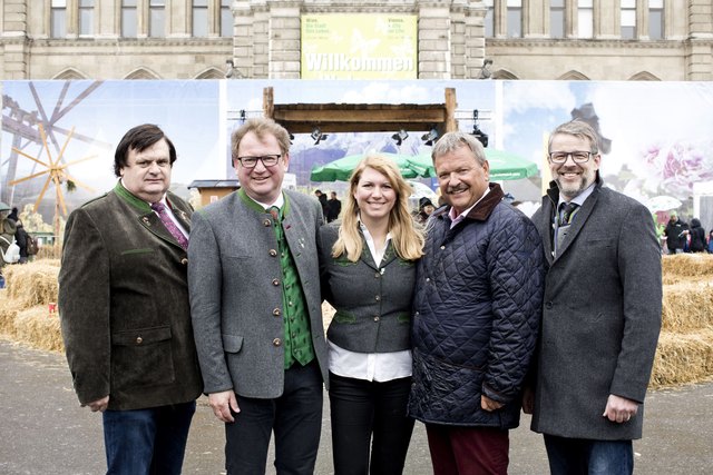 Stefan Knapp, Gerhard Schütter, Elisabeth Hakel, Robert Obereder und Franz Felsner in Wien (v. l.). | Foto: Michèle Pauty