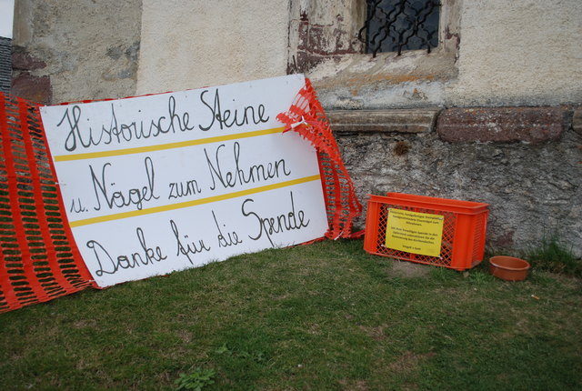 Alte Steinplatten und Nägel können gegen eine Spende mitgenommen werden