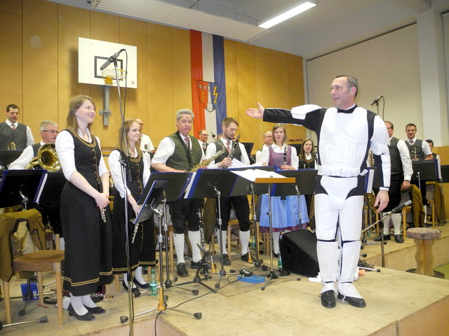 Komödiantisch-musikalische Meisterleistung: Kapellmeister Colin Tooke spornte seine Musiker zu Höchstleistungen an.