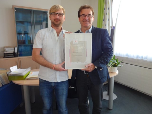 Der Auditbeauftragte Michael Humer und Bürgermeister Wolfram Moshammer sind stolz, dass auch Hartkirchen jetzt als familienfreundliche Gemeinde zertifiziert ist