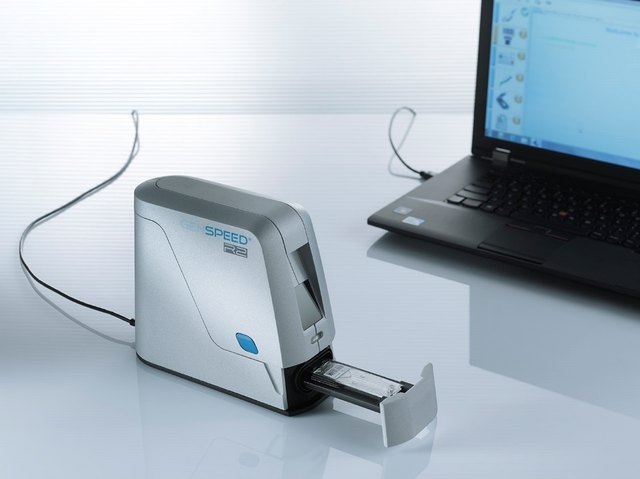 Genspeed heißt diese Innovation aus Oberösterreich von Sonja Kierstein und Max Sonnleitner, die Krankenhauskeime rasch identifizieren kann. Dazu wird eine Probe eingetropft und das Testergebnis kann am Computer abgelesen werden. Genspeed wurde mit Cluster-Kooperationen realisiert. | Foto: Genspeed Biotech GmbH