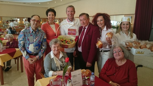 Die Überraschung für die Bewohner des Wohnhauses Rudolfsheim ist gelungen.