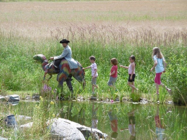 Ausritt um den eigenen Schwimmteich: Jörn Heypke auf Dinosaurier Rex. | Foto: KK